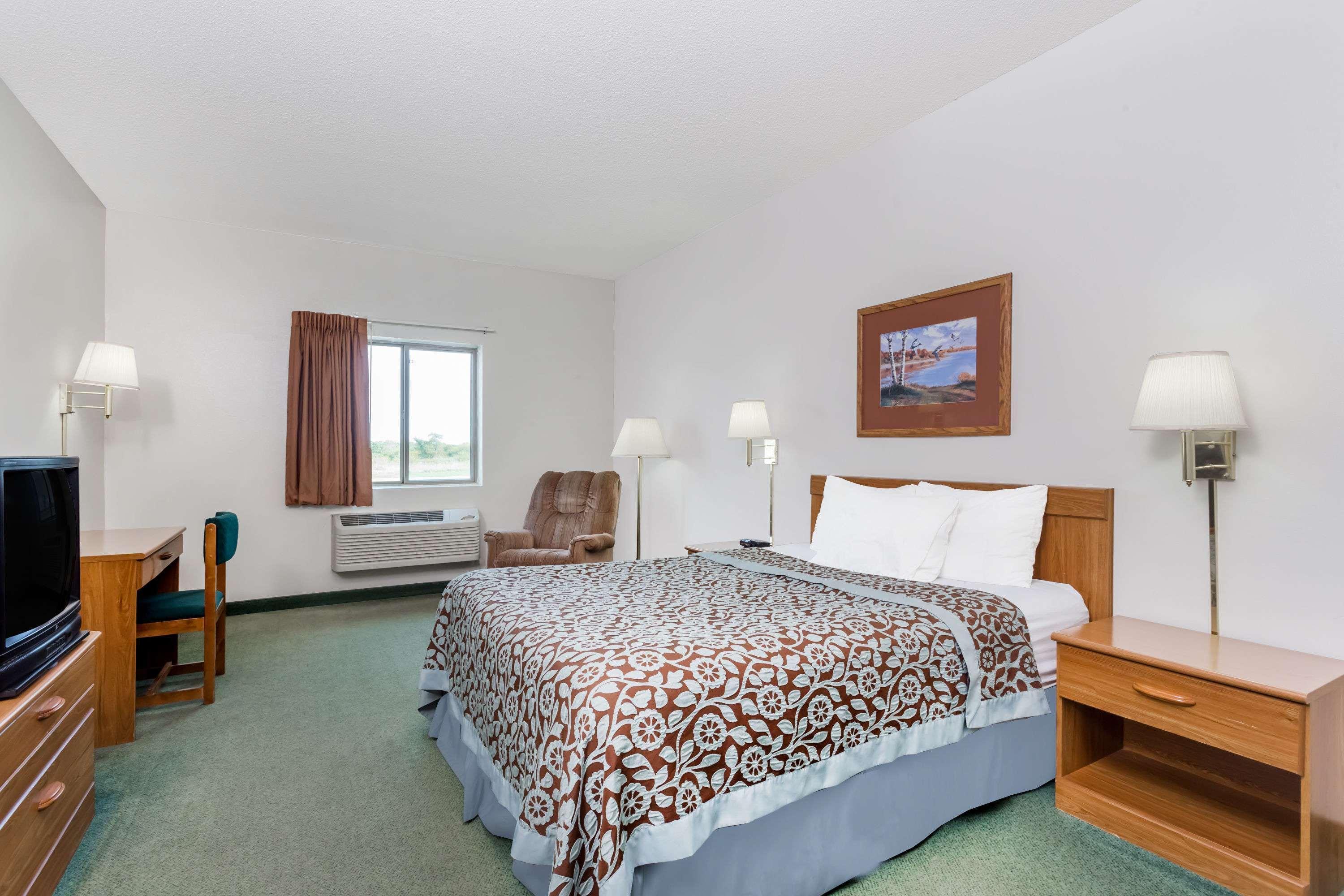 Days Inn By Wyndham Manchester Exterior photo